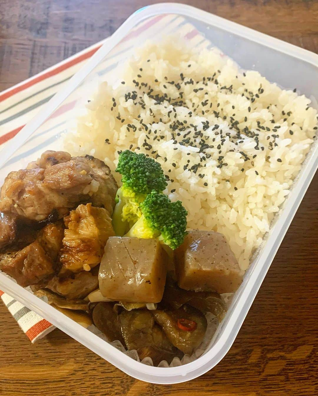 金子あきこのインスタグラム：「今日も愛情米米〜💗 次男弁当🍱 茶色だらけでやらかした😂 味は美味しからヨシ！ #豚肉のグリル #きのこのソテー #こんにゃくの煮物 #無限茄子 ・ ・ ・ 週末は長男の文化祭へ。 コロナ2年ほど見れなかった文化祭。 クオリティーが高いとう話は知っていたけど、まさかここまで凄かったとは。 3年生は劇って決まってるんだけど、 長男のクラスは唯一動画にしていてね。 演技も編集も素晴らしい👏 若さ溢れる表現力は本当に凄な。 大人になると忘れちゃうことに気づかされる。 あの純粋さを思い出したい… ・ ・ ・ #弁当#高校生弁当#男子弁当#タッパー弁当 #文化祭#野球#野球ママと繋がりたい#身体作り#残り物アレンジ#時短レシピ#健康#食物繊維#腸内環境#腸活#免疫#レシピ開発#管理栄養士#節約美容料理研究家#船橋」