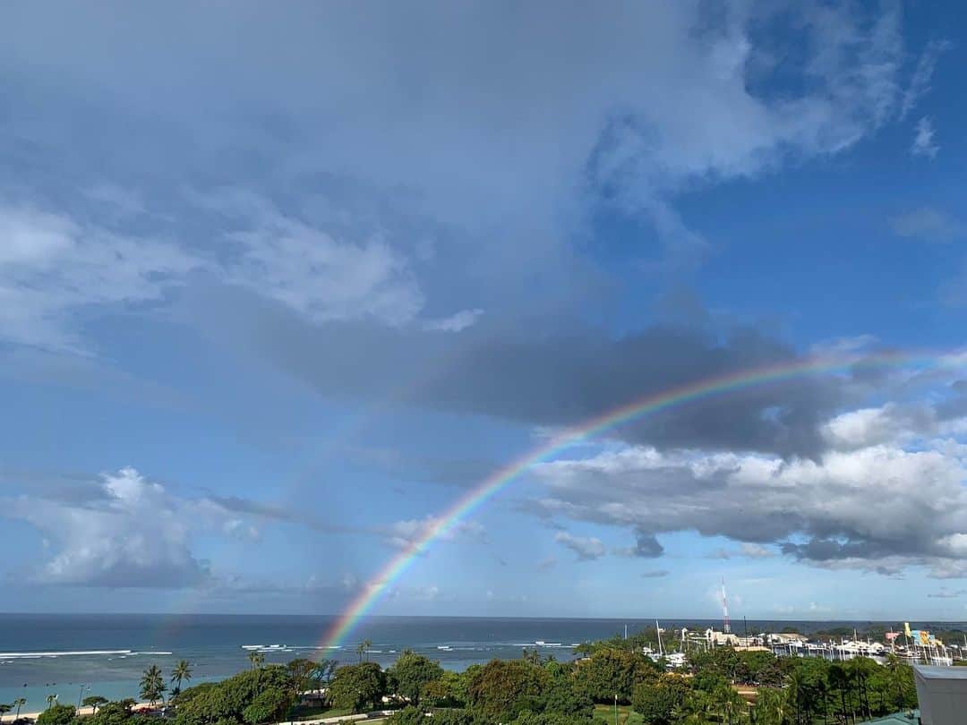 伊東美咲のインスタグラム：「#Hawaii #レインボー #rainbow #Wレインボー #快晴 #ハワイの自然  今朝は大きな虹がでました。最近朝のスコールが増えてきました。雨季が段々と近づいて来ていますね。今日も清々しいハワイです。」