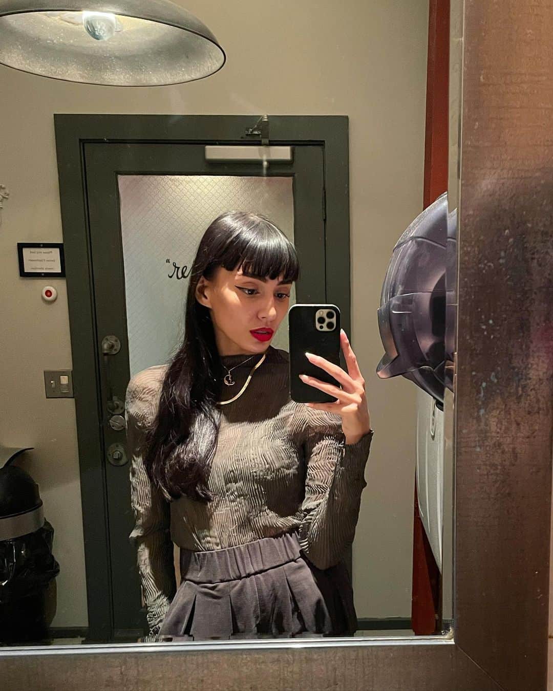 Janice Griffithのインスタグラム：「only mirror selfies 🫒」