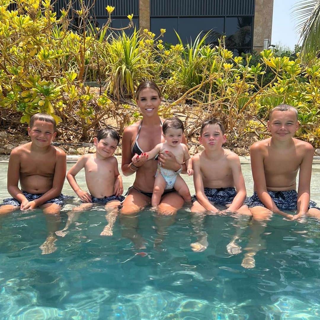ダニエル・オハラのインスタグラム：「Grateful 🌎🙏🏼 #family #mumof5 #grateful」