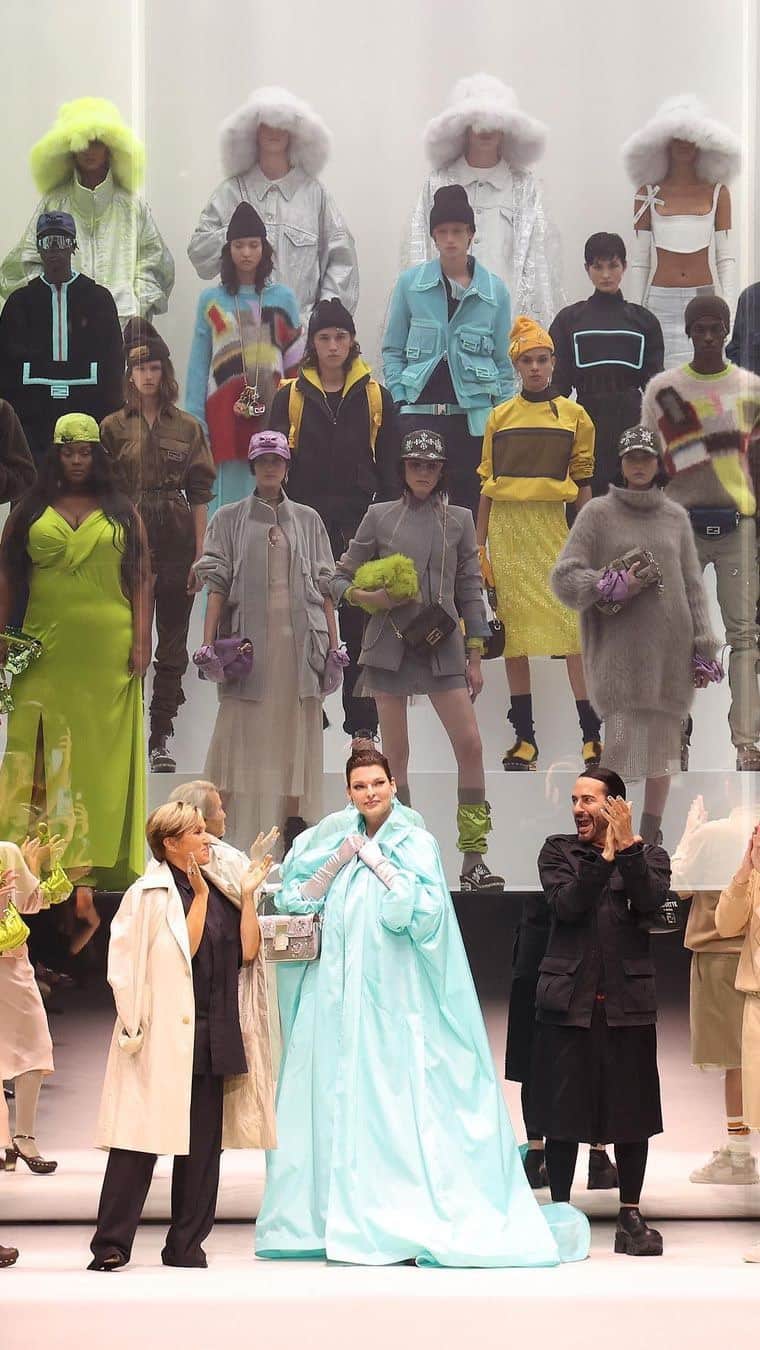 リンダ・エヴァンジェリスタのインスタグラム：「The multidisciplinary and extremely talented Kim Jones created an epic collaborative celebration of Fendi's craftsmanship, along with Silvia Fendi, Delfina Delettrez, Tiffany and the help of our dear friend Marc Jacobs. I was blessed to be part of it and so grateful to be surrounded by lifelong friends and family, Carlyne Cerf de Dudzeele, Pat McGrath, Guido Palau, and Ronnie Cooke Newhouse.」