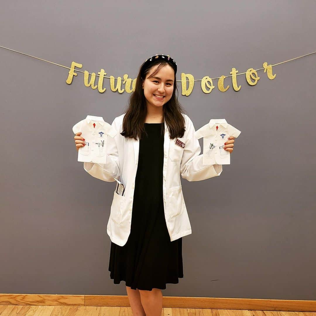 ミコ・フォガティのインスタグラム：「Added a new piece to my wardrobe 🥼 It is an honor to be receiving my white coat but also a reminder of all the hard work ahead. I hope to become a confident, respectful, knowledgeable, and empathetic doctor. 🤍This event was extra special as I was able to address the audience and faculty on behalf of my class as the Class President. Thank you to everyone for all your continued support throughout my journey! ❤️🩺⚕️👩🏻‍⚕️🩻」