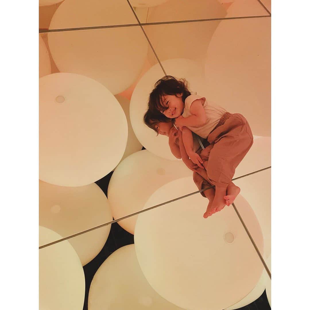 野尻美穂のインスタグラム：「やっと楽しめるかなと行ってきた。 入るなり怖い怖いの連続で、 親2人、「これ、ダメなやつ、、」と思いながらも次こそはと行った水のアートで無事笑ってくれましたー😂🤝✨ その後はずっと楽しんでいたので、連れて行って良かったし、また来たいと帰り道ただこねる程でした☺️ 良い刺激になったみたいで、こちらも大満足💞  #かあちゃんのネックレス #チームラボ」