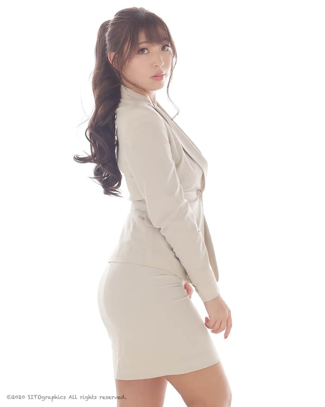 シト山口のインスタグラム：「OLくろみちゃん 日焼けしただけでこんなに大人セクシーになるんだよね( ´ ▽ ` )ﾉ（写真集未収録作品） いつか、またくろみちゃんで撮りたい😊💕✨  model SHIROMI suit DKNY photo @sito_yamaguchi」