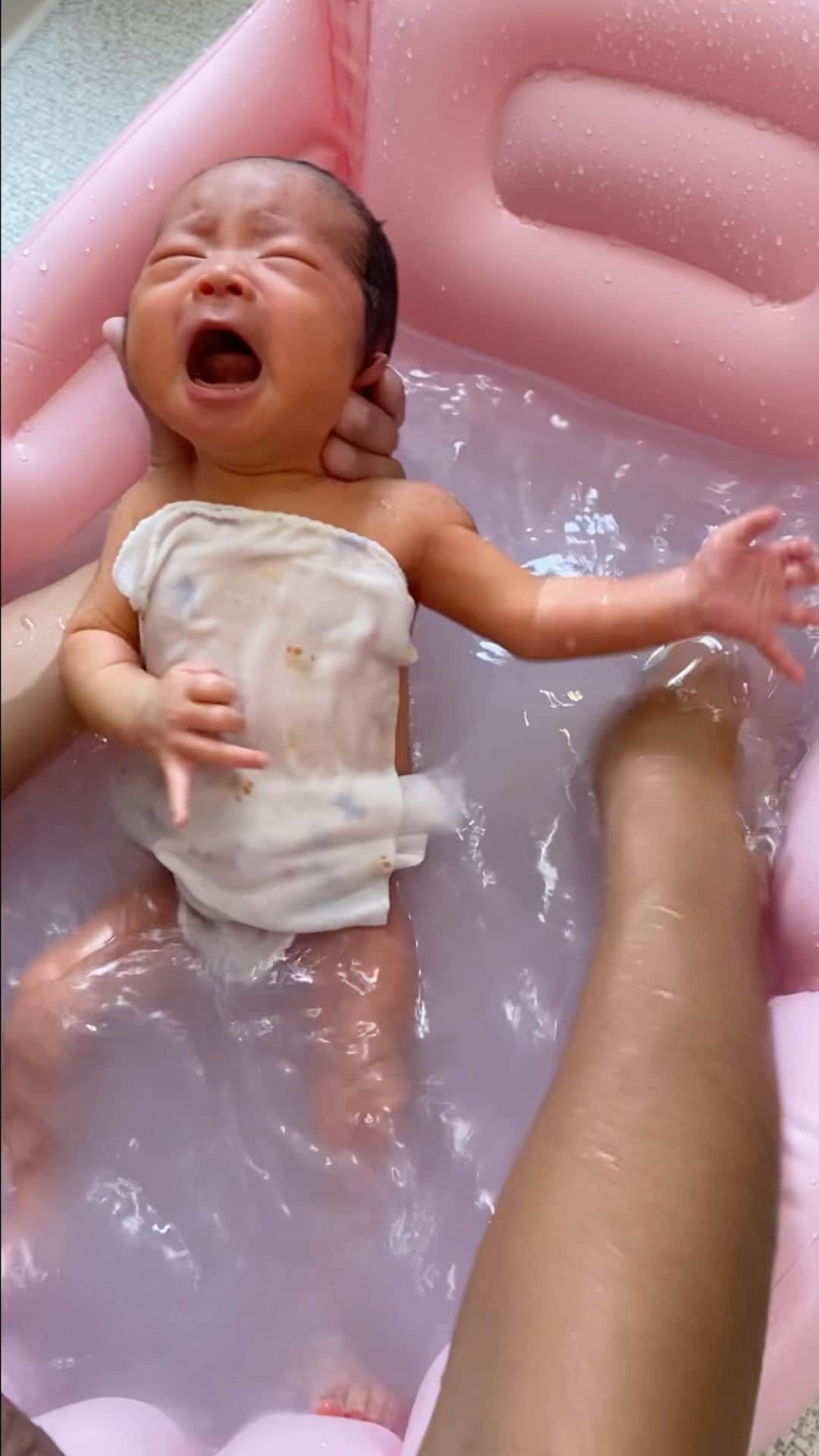Mai Wakimizuのインスタグラム：「娘の毎日の沐浴リール作ってみた♡退院後初めての日から1ヶ月半、いつも隣には息子が♡可愛すぎて未だに沐浴やめれてません♡笑  #沐浴#新生児#生後1ヶ月#女の子ベビー#0歳」