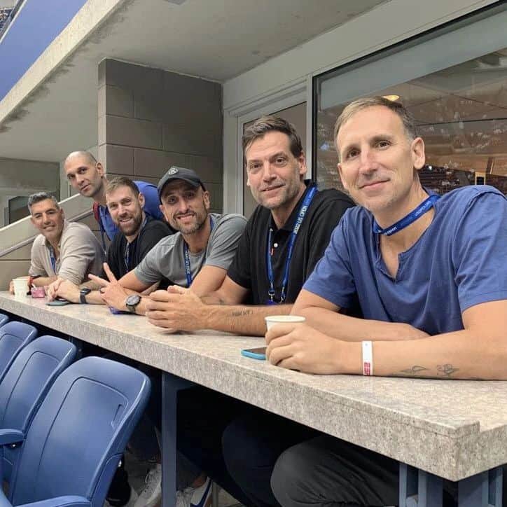 マヌ・ジノビリのインスタグラム：「🇦🇷Metimos #USOpen con la banda. Lindo postrecito para un  fin de semana tremendo! 🇺🇲#USOpen with the Argie crew. Wonderful finish to a memorable weekend. 🫶」
