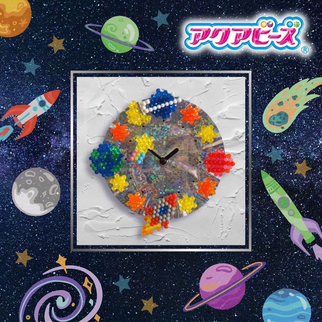 アクアビーズ公式さんのインスタグラム写真 - (アクアビーズ公式Instagram)「今日9/12は 宇宙の日ですね🪐 お気に入りの作例で時計を飾ったら、オリジナルの「宇宙クロック」のできあがり✨ 長針につけた #流れ星 がお気に入りです😊  流れ星のWebオリジナルイラストシートは、エポック社アカウントトップ（ @epoch1958_jp ）から、公式サイトにリンク👉　#アクアビーズ のページで探してみてね🌠  #アクアビーズ #aquabeads #ビーズ #beads  #おうち時間 #アクアビーズ図案  #今日は何の日　#宇宙の日」9月12日 10時00分 - epoch1958_jp