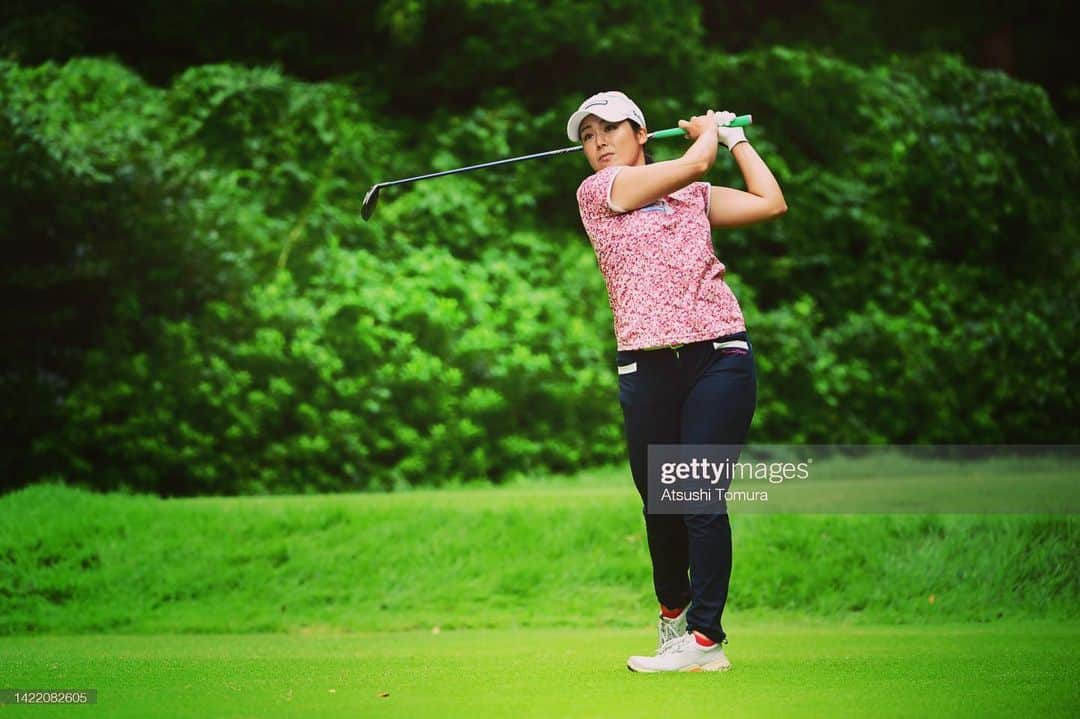 山村彩恵のインスタグラム：「⛳️ 日本女子プロゴルフ選手権 コニカミノルタ杯🏌️‍♀️  4大メジャーの１つ。  そう簡単にはいきませんでした！  予選落ちで終わってしまったけど 久しぶりにレギュラーツアーの空気吸って、 この舞台で戦えてやっぱ楽しかった🔥  甘い世界じゃないけれど 年齢は関係ない。  自分がなりたい自分になるだけ😌  次は10月、 マスターズレディースに 出場します⛳️！  次に向けてまた気を抜かず 体も整えて準備していきます😌🔥  今回、応援に来てくださった方、 応援してくださってた方々、 ありがとうございました❗️  そして最後に、今回キャディしてくださった、 先輩の春歌さん！(柳下春歌プロ) 予選落ちで申し訳なかったけど 本当楽しかった🤝✨ ありがとうございました😊  #日本女子プロゴルフ選手権大会コニカミノルタ杯  #城陽カントリー倶楽部」