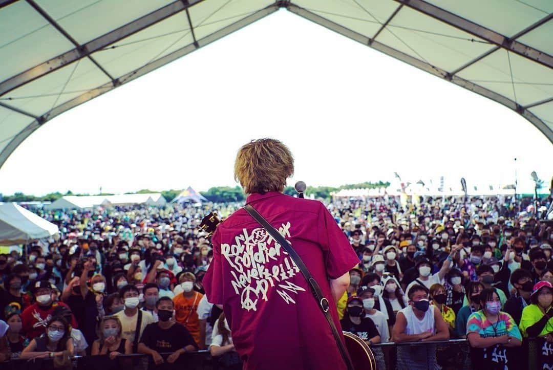 チフネシンゴさんのインスタグラム写真 - (チフネシンゴInstagram)「. 2022.09.11(sun)  HEY-SMITH Pre. "OSAKA HAZIKETEMAZARE FESTIVAL 2022"  どんどん前に進んでいくのだ。みんなで。  つねに最前線にいようとすること、いれること、それが大事だし最高だと思ってます。  ヘイスミス、ハジマザチームの皆さん本当にありがとう！ お疲れ様！  ワタシはまたハジマザに帰ってきたい。  #ハジケテマザレ #haziketemazare  #ヘイスミ #hotsquall #ホスコ #rock #punk #live #人生を笑え #laughatlife  photo by よしき」9月12日 20時03分 - chikkun_hotsquall