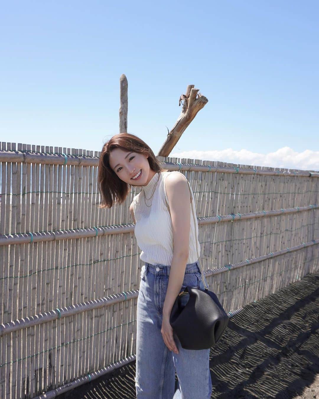 志田友美（ゆうみん）のインスタグラム：「まだ天気が夏だ、、🌈  でも秋花粉すんごーーい😭   #sheinコーデ 👡  トップス 8378492 サンダル 9878034  サンダルに関しては履きまくってる🍃  割引クーポン番号→yuumi  お買い上げ金額1～5,999円まではセール価格より15%OFF、6,000円以上は20%OFFが適用されます🫶🏻 ⚠︎9月末まで  #SHEIN #SHEINforall #code #ootd #ママコーデ #プレママ #女の子ママ」