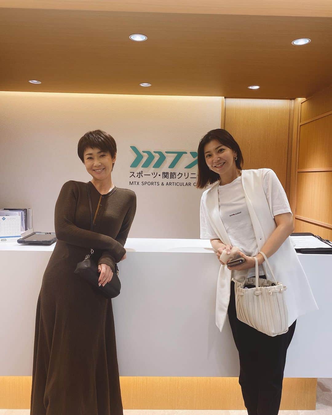 古閑美保のインスタグラム：「月一メンテナンスへ。 美保、なつ美、整いました🥺  ゴルフでの身体の悩みにお薦め！  ＠mtx_s_and_a_clinic  #mtxスポーツ関節クリニック #ゴルフ肘治療 #腰痛治療 #スポーツクリニック」