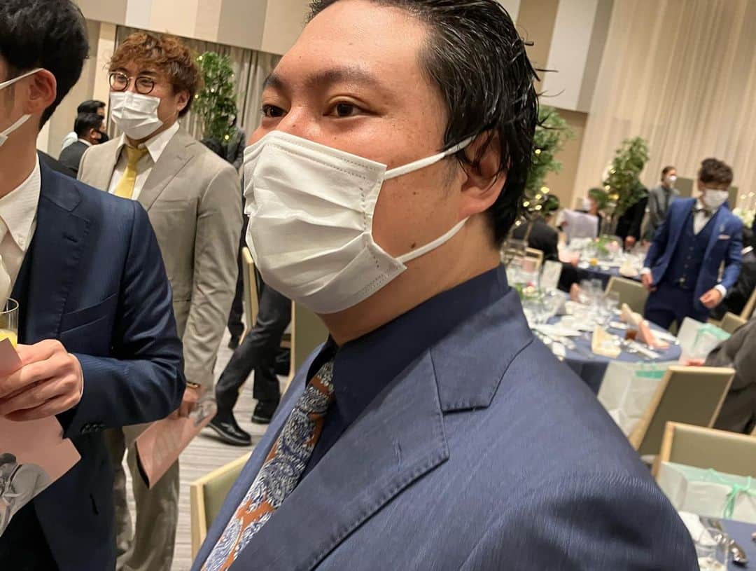 松間雄亮さんのインスタグラム写真 - (松間雄亮Instagram)「ダブルアート真べぇさんの大結婚式でした！笑いあり、涙ありの素晴らしい式でございました。マユリカの挙式のKISSとロンゴコートさん2人の髪型がずっと様子おかしかったです。最高でした。あー結婚してぇー！！！」9月12日 20時48分 - yusuke01418931