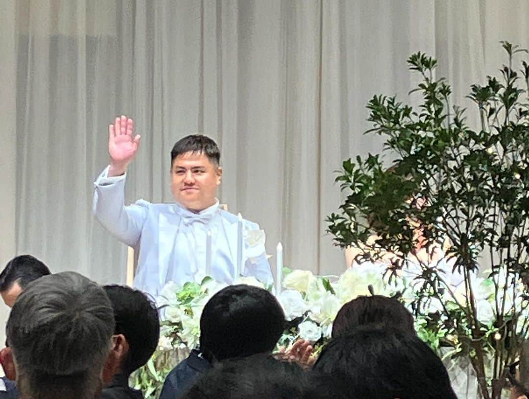 松間雄亮さんのインスタグラム写真 - (松間雄亮Instagram)「ダブルアート真べぇさんの大結婚式でした！笑いあり、涙ありの素晴らしい式でございました。マユリカの挙式のKISSとロンゴコートさん2人の髪型がずっと様子おかしかったです。最高でした。あー結婚してぇー！！！」9月12日 20時48分 - yusuke01418931