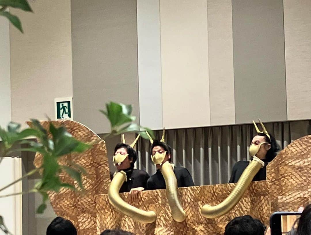 松間雄亮さんのインスタグラム写真 - (松間雄亮Instagram)「ダブルアート真べぇさんの大結婚式でした！笑いあり、涙ありの素晴らしい式でございました。マユリカの挙式のKISSとロンゴコートさん2人の髪型がずっと様子おかしかったです。最高でした。あー結婚してぇー！！！」9月12日 20時48分 - yusuke01418931