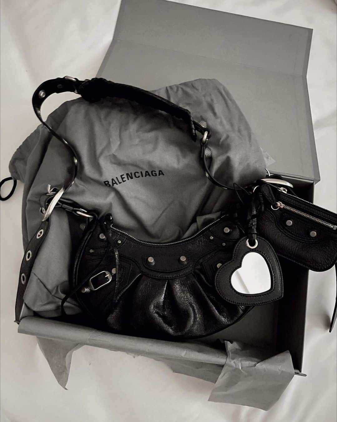 ✷kana✷のインスタグラム：「🕊  @balenciaga  Thank you for coming to me😭🫶✨ 1軍に仲間入り🫰  #favorite#balenciaga#balenciagabag#balenciagalecagole#newcollection#2022aw#バレンシアガ#ご褒美バッグ」