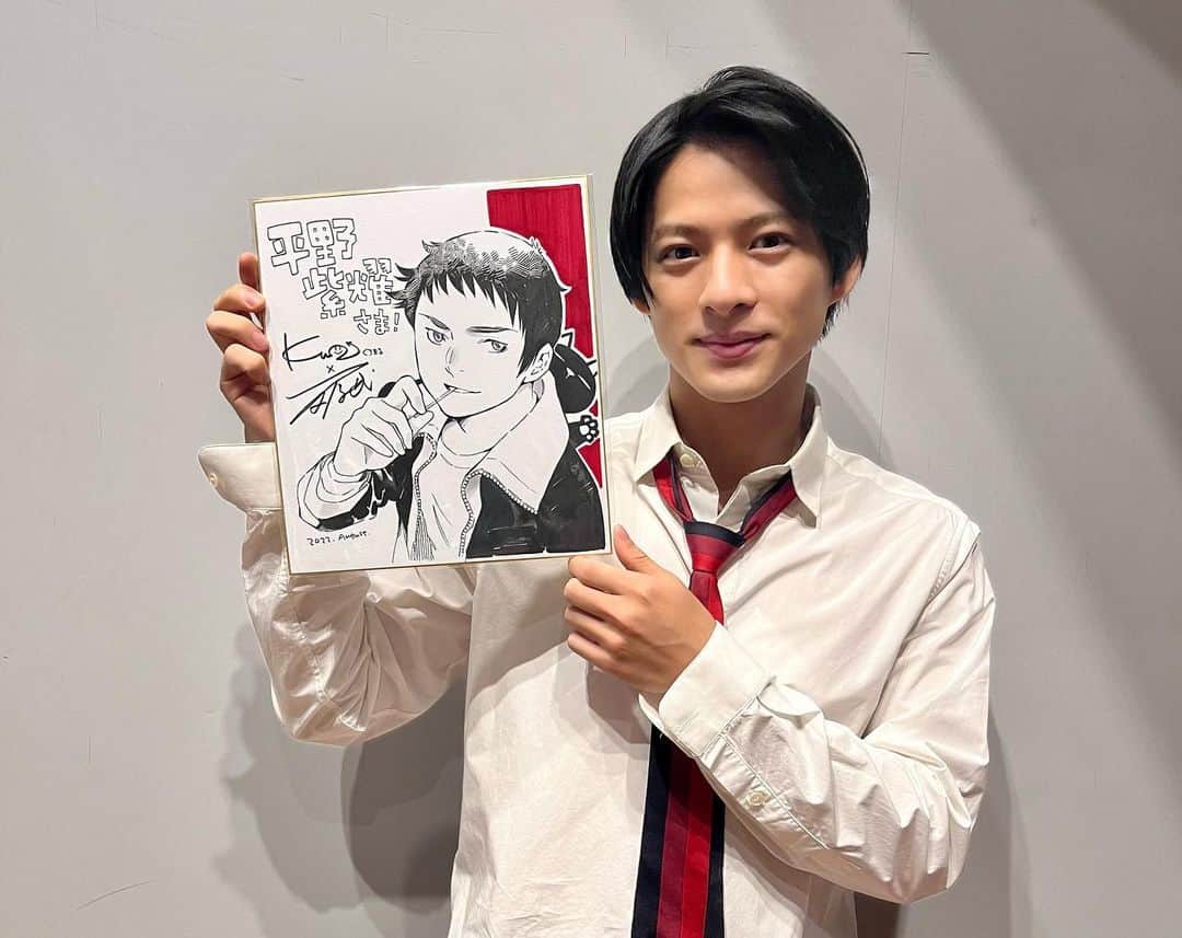 のインスタグラム：「クロサギ情報解禁ウィーク開幕‼️ 週刊スピリッツでクロサギの新作が連載決定✨  外伝新連載『クロサギ再起動-18歳新成人詐欺犯罪編-』が9月26日(月)より掲載スタート👏こちらもお楽しみに💕  原作の先生方のサイン色紙を貰って大喜びだった平野紫耀さんと黒崎のツーショットをどうぞ📷✨  #クロサギ #平野紫耀 #黒島結菜」