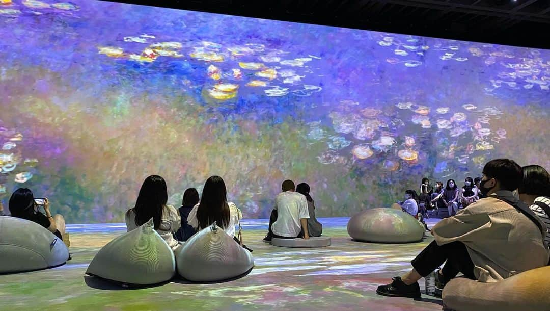 永峰絵里加さんのインスタグラム写真 - (永峰絵里加Instagram)「Immersive Museum🎨・ -IMPRESSIONISM-   長男を連れてイマーシブミュージアムへ。 大好きなモネの絵画を大画面で体感する贅沢な時間でした🥰・ 子連れでも気兼ねなく美術鑑賞できるの嬉しいなぁ。  いつかジヴェルニーを訪れるのが夢なんだけど更にその気持ちが高まりました🪷✨・  帰りはくろぎのかき氷を親子で堪能←私が食べたかっただけ笑  ずんだ美味しかったし長男の反応が可愛かった♡(動画)  #時差投稿  #イマーシブミュージアム #immersivemuseum #印象派 #impressionism #artmuseum #museumlover #museumday #monet #claudemonet #モネ #クロードモネ #ルノワール #長男と」9月12日 12時43分 - erikalmaz