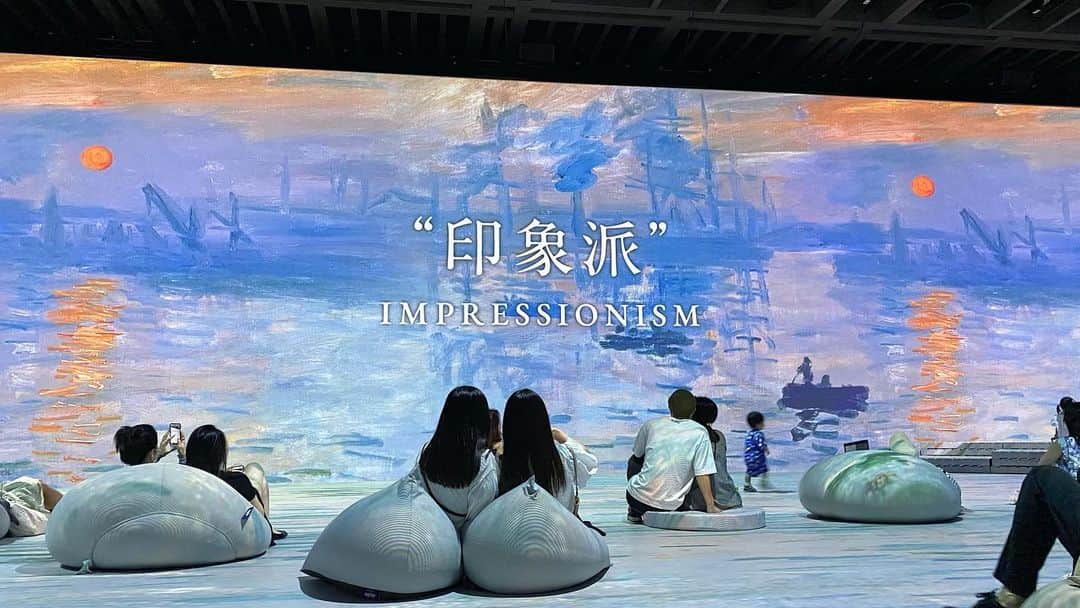 永峰絵里加のインスタグラム：「Immersive Museum🎨・ -IMPRESSIONISM-   長男を連れてイマーシブミュージアムへ。 大好きなモネの絵画を大画面で体感する贅沢な時間でした🥰・ 子連れでも気兼ねなく美術鑑賞できるの嬉しいなぁ。  いつかジヴェルニーを訪れるのが夢なんだけど更にその気持ちが高まりました🪷✨・  帰りはくろぎのかき氷を親子で堪能←私が食べたかっただけ笑  ずんだ美味しかったし長男の反応が可愛かった♡(動画)  #時差投稿  #イマーシブミュージアム #immersivemuseum #印象派 #impressionism #artmuseum #museumlover #museumday #monet #claudemonet #モネ #クロードモネ #ルノワール #長男と」