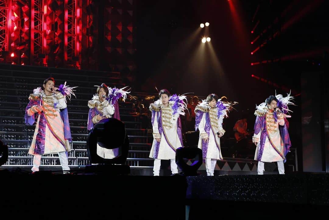嵐（ARASHI）のインスタグラム：「⁡ 「ARASHI Anniversary Tour 5×20 FILM  “Record of Memories”」 4K ULTRA HDBlu-ray ＆Blu-rayの発売まであと3日🕺 ✨ ⁡ 発売を記念して2013年の嵐LIVE『ARASHI Live Tour 2013 “LOVE"』を#スローバック！ ⁡ 3days to go until the release of 「ARASHI Anniversary Tour 5×20 FILM “Record of Memories”」 4K ULTRA HD Blu-ray＆Blu-ray✨ ⁡ Let’s throw back #スローバック ARASHI’s LIVE『ARASHI Live Tour 2013 “LOVE"』 in 2013 to commemorate the release! ⁡ #嵐 #ARASHI #RecordofMemories」