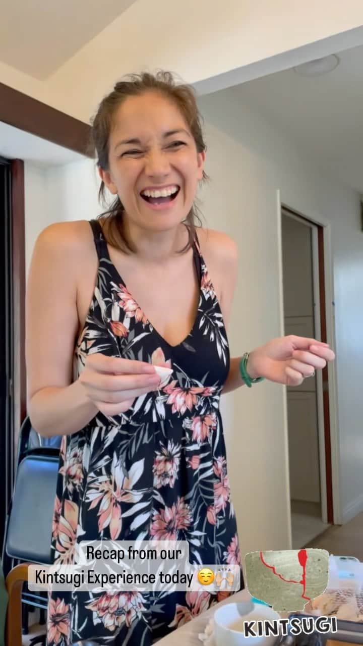 のインスタグラム：「What a special Kintsugi Experience we got to have today. Never have we mended so many Ocarinas! 🥰 Thank you to all the special people who came!   I’ll be tagging those who are here on Instagram! @roxyrockstv @daviderickramos_ @julenthehuman   #kintsugi #kintsugiworkshop #mendtomakenew」
