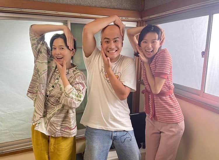 のインスタグラム：「ZIP 朝ドラマ 泳げ！ニシキゴイ なんていいドラマなの😭！  お笑い芸人「錦鯉」 お2人のM-1グランプリ優勝までの道のりを毎朝5分ZIP内でお届けしています😚🫶 写真は長谷川家3人(母.雅紀.姉) まさのりさんのギャグ のりのりまさのり〜 のポーズです☺️ 今週で最終回を迎えますが、TVerと Huluでは全話見れますので ぜひ見てください✌️😙 これ、ほんんんとうに面白い！！」