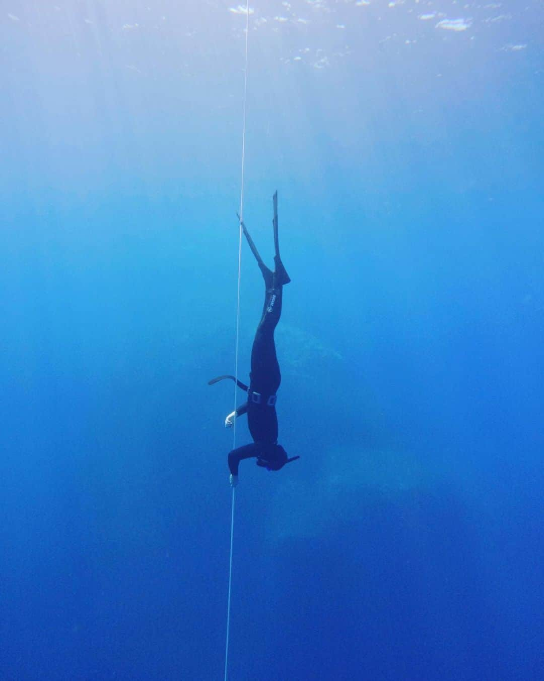 メーガン・ネイのインスタグラム：「-This was a magical experience-  Little bit of back story of why I enjoyed free diving so much.  As a professional swimmer, I learnt how to push my body, hold my breath and push through pain. Yes I have some pretty good lungs on me haha nope does not mean you are invincible or can hold your breath for longer.  I experienced a traumatic black out a year ago trying to hold my breath, it really freaked me out and emotionally I didn’t enjoy the water like I used to. Yep Olympic swimmer nearly drowned, ironic. Traumatic event that I knew I had to slowly overcome in order to be me in the water again. I wanted to feel the magic again.   So we traveled to Malta and onto to Gozo Island for a free diving course. I was a little anxious, scared and nervous.  But @deepmedfreediving opened my eyes to breathing technique, equalising and just being super calm. I found myself daily being more open, calm, and not anxious about diving deep.  A huge thanks to our wicked coach @fabricebdupuis for being a fun safe and calm dude to help me on my free diving journey. I absolutely loved it.   Thanks also to my BFL for helping me overcome my fear and sharing this experience and making memories with you ❤️   SO.. if you’re scared, take the leap anyway. It lead to overcoming a fear, unlocking feelings and emotionally being in touch with the body and mind.   🙌🏼😎MN  #freediving #beYOU #deepmedfreediving #malta #gozofreediving #olympicswimmer #nature #ocean #getsalty #adventuresoul」