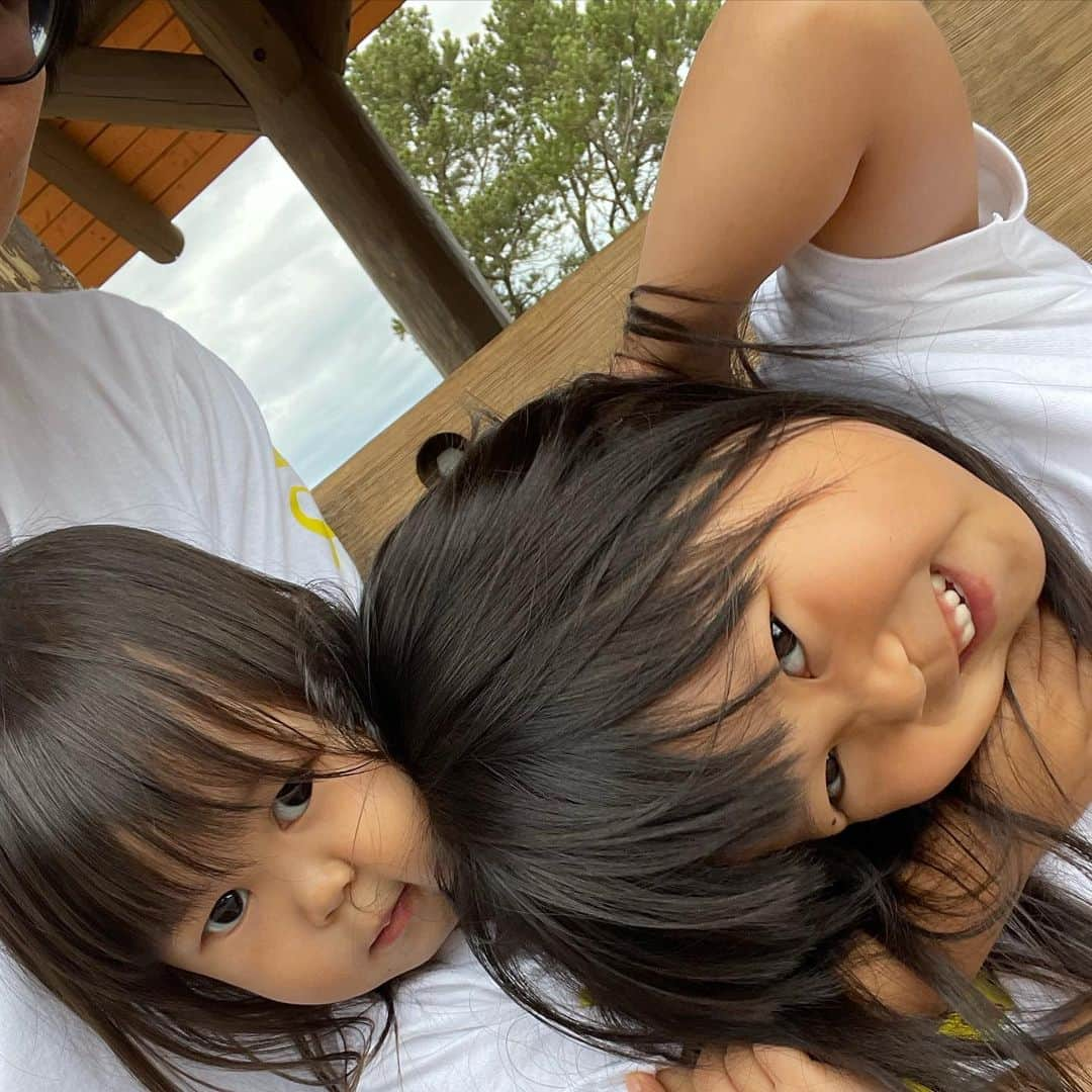 ぽるぽるちゃんさんのインスタグラム写真 - (ぽるぽるちゃんInstagram)「仲良し🥰 途中から首がくすぐったい😇  そろそろみんなにグッズが届く頃かなぁ🎁✨ 届いたら教えてくださーーい🤗  #こどものいる暮らし #姉妹 #ぽる」9月12日 15時13分 - poruporuchan