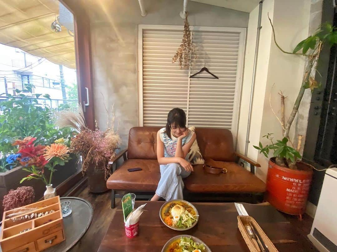 藤井美菜のインスタグラム：「. こんにちは☺️ 今日の東京は暑いですね！私は少し前に撮影を終えて、今はちょっとまったり期間です。ハンバーガーやカレーを食べながら、元気に過ごしていますよ😆 最近は海外ドラマの気分で、アメリカの「マニフェスト」、韓国の「再婚ゲーム」、「グリーンマザーズブック」を一気見していました。ちょっとドロドロした作品が見たい気分なのかもです😚 季節の変わり目、体調を崩しやすい時期ですが、体調に気をつけて今日も楽しい１日を過ごされてくださいねー🌻  안녕하세요☺️ 오늘 도쿄는 진짜 더워요!! 저는 얼마전에 촬영을 마무리하고 지금은 좀 느긋하게 지내고 있어요. 햄버거나 카레를 먹으면서 잘 지내고 있어요😆 요즘은 해외 드라마를 많이 보고싶어서 미국 “MANIFEST”, 한국”블랙의 신부”, “그린 마더스 클럽”을 한번에 다 봤어요.  계절이 바뀌는 시기라 감기 걸리기 쉬울땐데 다들 건강 잘 챙기시고… 오늘도 즐거운 하루 보내세요~🌻 #カレー#日常#ドラマ#美菜私服#카레#일상#드라마#curry#daily#drama」