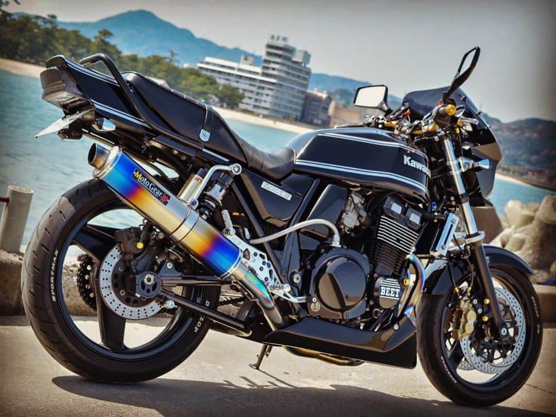 山田ジェームス武のインスタグラム：「車検の為、旅立ちました…。 はよ帰ってこーーーい😢😢😢  #zrx400 #kawasaki #zrx400ii」
