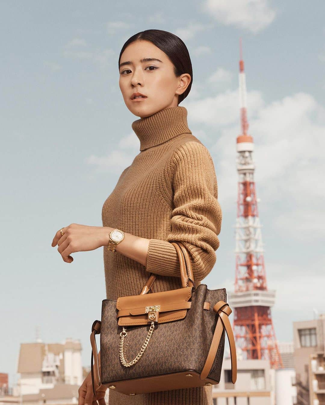 黒島結菜マネージャーのインスタグラム：「⁡ ⁡ みなさま、こんにちは！ ⁡ MICHAEL KORS ジャパン・ブランド・アンバサダーに就任いたしました！ ⁡ MICHAEL Michael Korsの2022年フォールキャンペーンを発表しています。 公式オンラインストアでは、キャンペーンで着用したアイテムやそのバリエーションを紹介する特設ページも公開中なので、みなさん是非チェックしてみてくださいね☺️ ⁡」