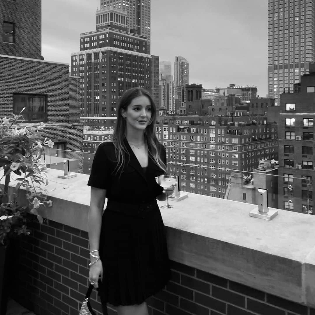 ローラ・ロブソンのインスタグラム：「10/10 work trip 🍎🗽🇺🇸」