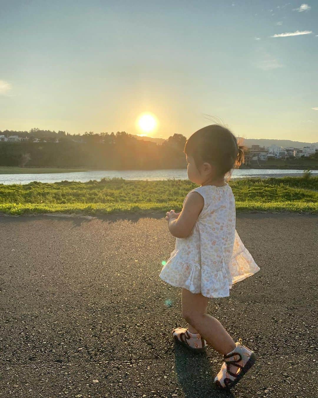 岡拓哉のインスタグラム：「【地元へ帰省】  先月の夏休み、地元・小千谷に帰省。 夕陽が綺麗で、 実家前の土手を娘と散歩。 やっぱり地元は落ち着きます。  きのう31歳になりましたので 若さもほどほどに、 投稿も、少し情緒的に。。。  ＃小千谷 ＃スーパーJにいがた ＃地元」