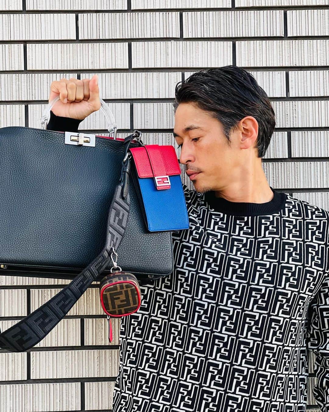 窪塚洋介のインスタグラム：「@Fendi の「メンズ ピーカブー バー」  8.25〜11.29の期間だけ、 本体、ハンドル、ポケットを自由にミックスさせて、自分好みな「ピーカブー」を作ることができるようになってて良きよ✨ 仕事/プライベート、昼/夜、友達/パートナー、 この選択肢だけでもチョイスは変わって面白いんじゃない？👍✨  #Fendi #FendiMensPeekabooBar」