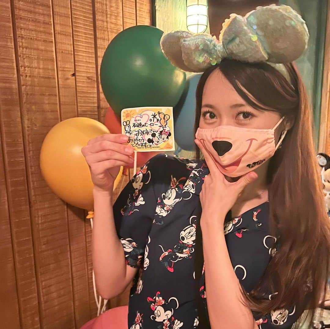 黒澤ゆりかのインスタグラム：「そういえば、 夢の国へ行ってとある事をしたらこんなスペシャルシールをプレゼントしてもらいました！！  長年ディズニー好きのお友達もはじめて見たとの事！！😳  さて、なにをしたでしょう？  ①とある敵を倒した ②迷子を見つけた ③落とし物を見つけた  さてどれでしょう？？笑」