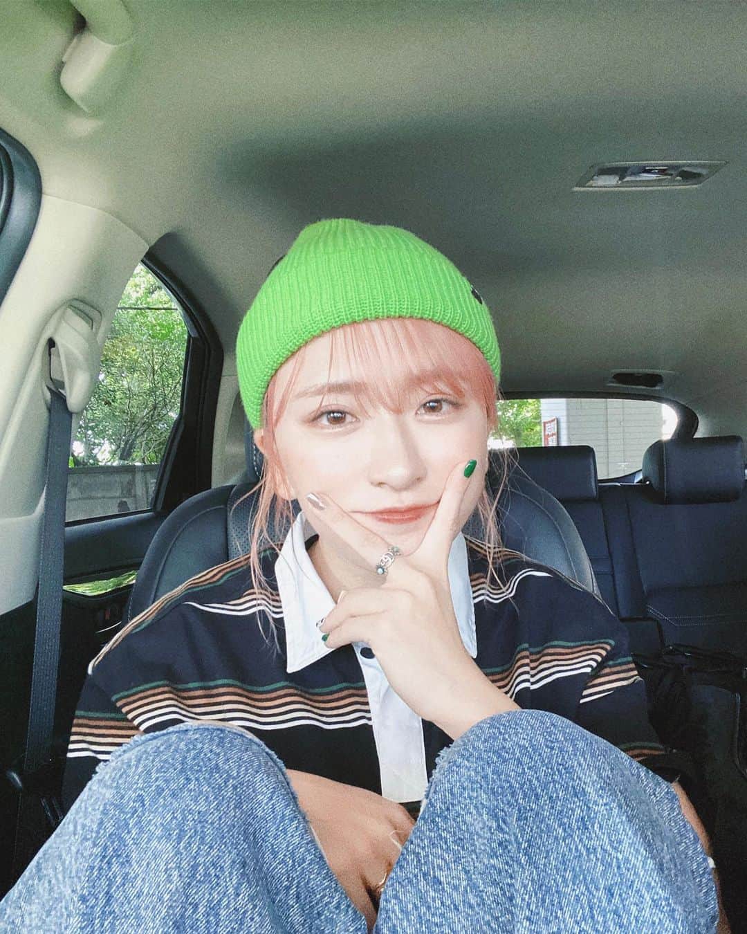 にこのインスタグラム：「運転してる時間が一番すきかも🫡  Tops : @hufjp × @xgirljp  Bottoms : @xgirljp  knit hat : @hufjp」