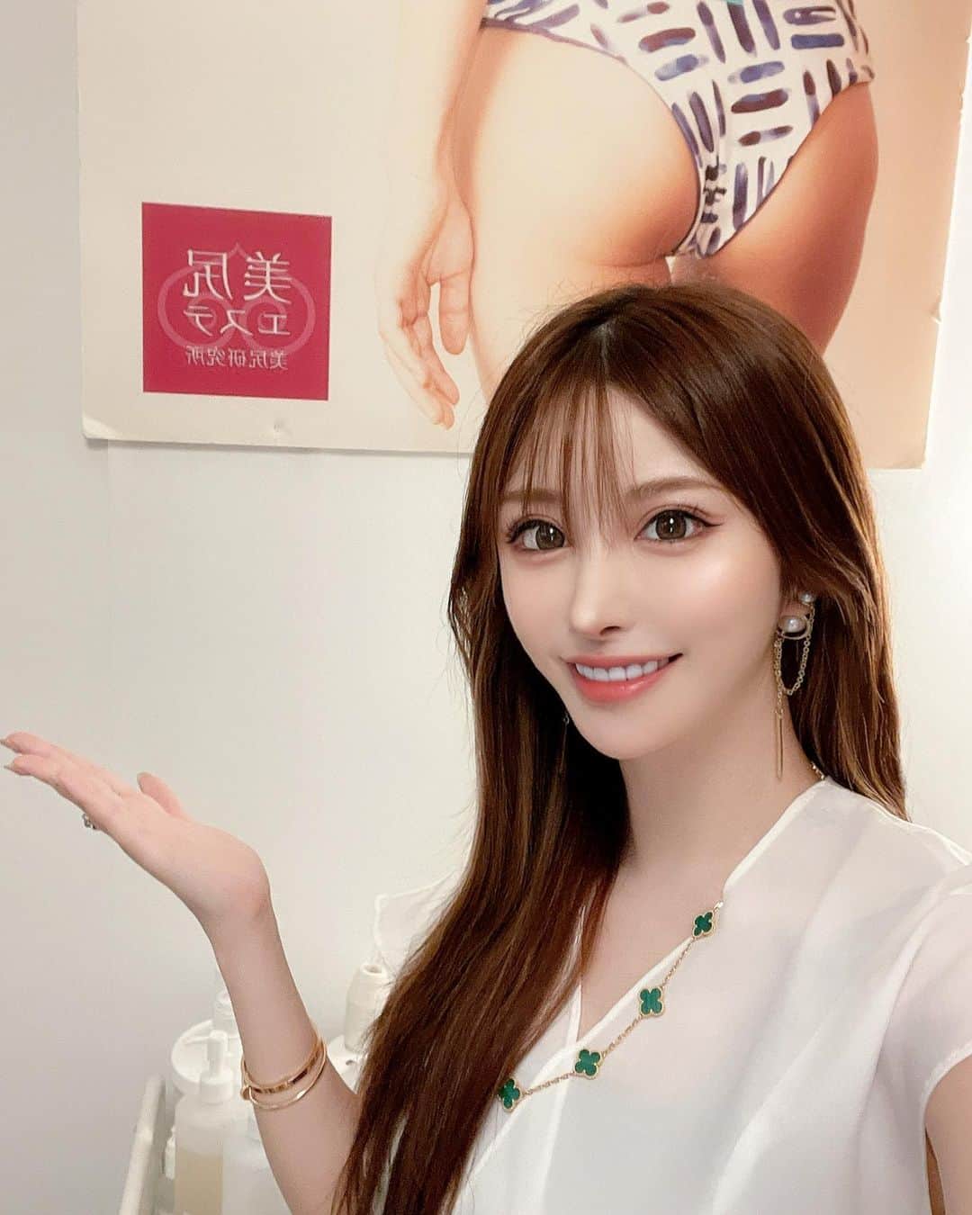 藤咲めいのインスタグラム：「月一のおしりケア🍑💕  先月美尻研究所に初めて行った時、一回で結構効果を感じたので今月も行ってきた🥰  美尻エステコースが40分初回で8800円 ❤️‍🔥  今回はお尻だけでなく太もももしっかりセルライトを吸引機でゴリゴリほぐしてもらったの😂💕  その後電流で詰まりを流してからお尻の表面を綺麗にピーリングとパックで保湿してもらったよ😌✨✨  この2つ目の動画のピーリングが凄く好き🥹❤️ お尻のガサつきが綺麗になってるの実感できる🫶🏻  コンプレックスだった黒ずみとかたるみもまだ2回だけど、かなり改善されたのでこれから定期的に行くつもりだよ💕  同じ悩みの人が居たらぜひ体験してみてほしいな🥺❤️  ヒップ専門エステサロン 【#美尻研究所】 HP https://h-oasis.jp/bijiri/  @bijiri_kenkyujo   【直営店】●麻布十番店●銀座店●新宿店●大阪心斎橋店 【加盟店】●宇都宮店●博多店  #美尻　#お尻黒ずみ　#お尻ニキビ　#お尻たるみ　#ヒップアップ　#お尻ケア #美容 #エステ #エステサロン」