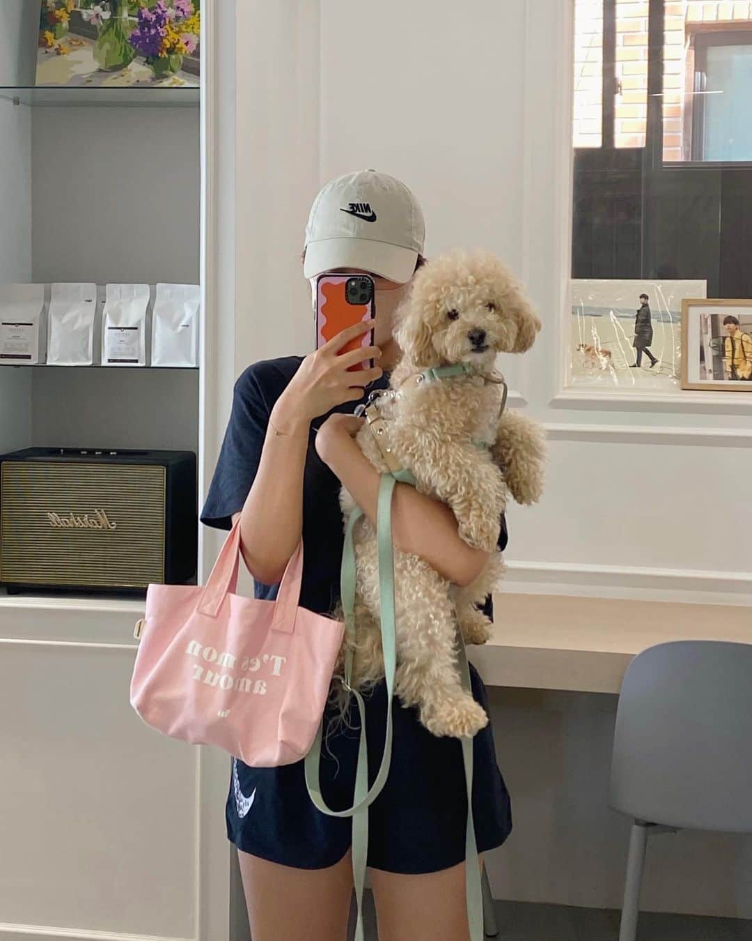パク・ミンジのインスタグラム：「우리애는 안물어요!!! 가 아니라 우리애는 짖거든요?!!! 댕댕이를 키우는 양울이누나에요. 미니에코백 세상 밖으로 도출😮‍💨🫶🏻💞」