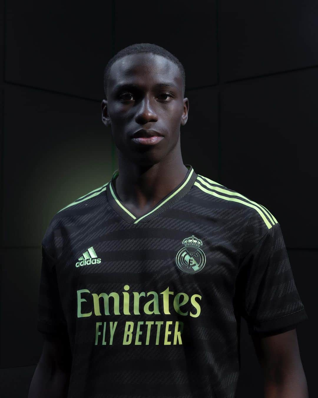 フェルランド・メンディさんのインスタグラム写真 - (フェルランド・メンディInstagram)「Ready to write a new successfully story this season with this shirt 🖤💪🏿 @realmadrid @adidasfootball  #createdwithadidas」9月12日 17時56分 - ferland_mendy