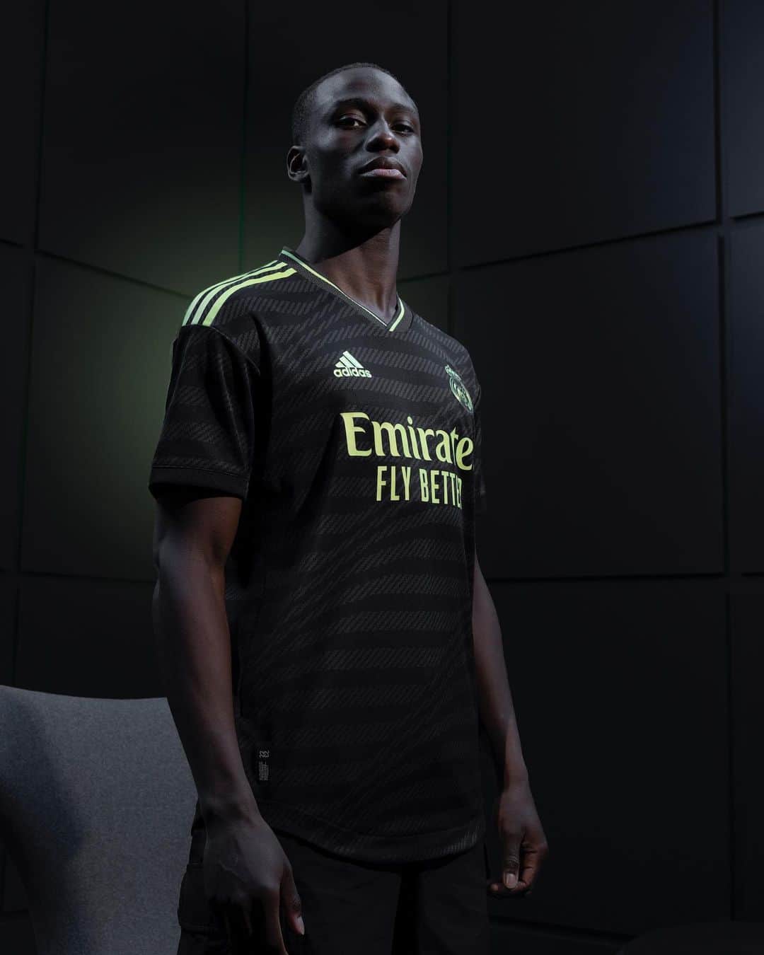 フェルランド・メンディのインスタグラム：「Ready to write a new successfully story this season with this shirt 🖤💪🏿 @realmadrid @adidasfootball  #createdwithadidas」