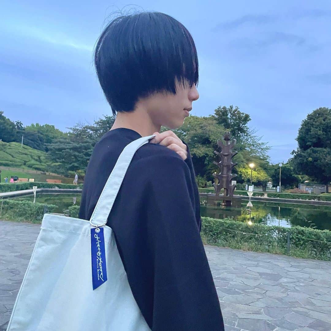 のインスタグラム：「. 「おいしくるメロンパン cubism tour -トワイライト・フィルムショー-」ツアー新グッズのご紹介！  お次は、リボンキーホルダーと栞☔️  ■リボンキーホールダー（たそがれ） ■水びたしの栞  栞は、歌詞集とブックカバーと合わせた「読書の秋セット」でお得になります🎶 是非チェックしてくださいね！」