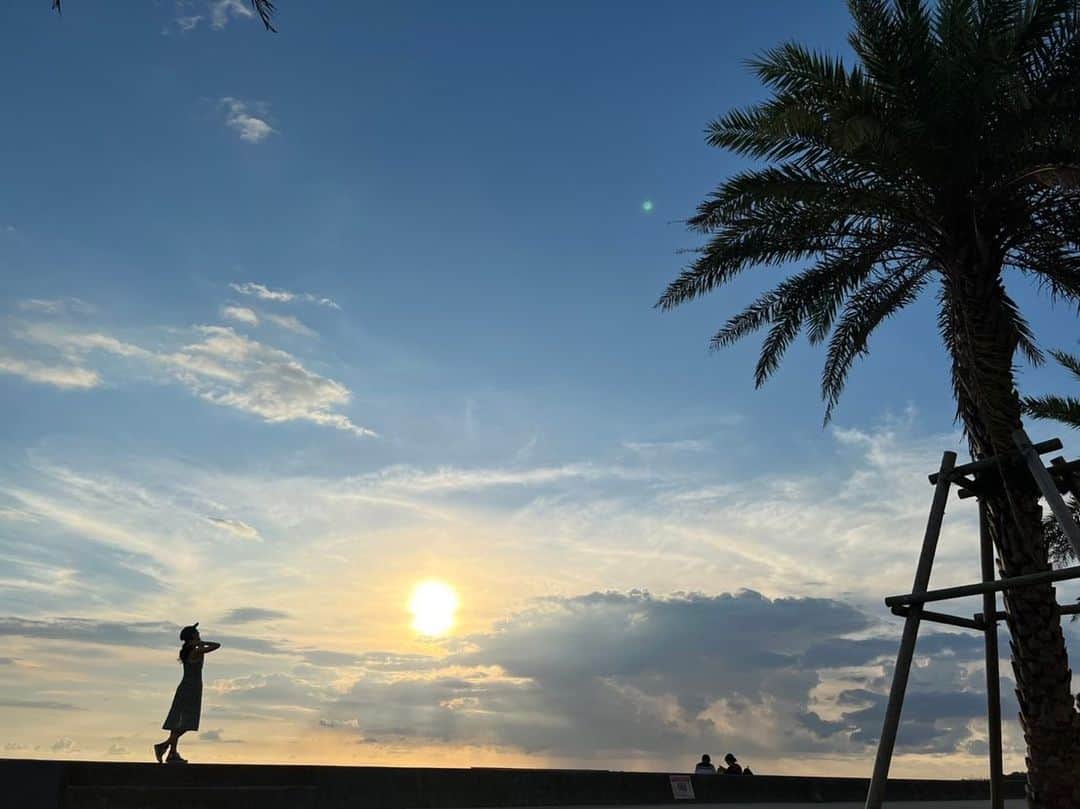 野木久美子のインスタグラム：「バンクシー展の少女みたいな絵になった。 風船欲しかった。 #熟女に風船下さい🎈 #沖縄サンセット #バンクシーみたいな  #海岸堤防 #逆光 #アメリカンビレッジから美浜までの海岸沿い」