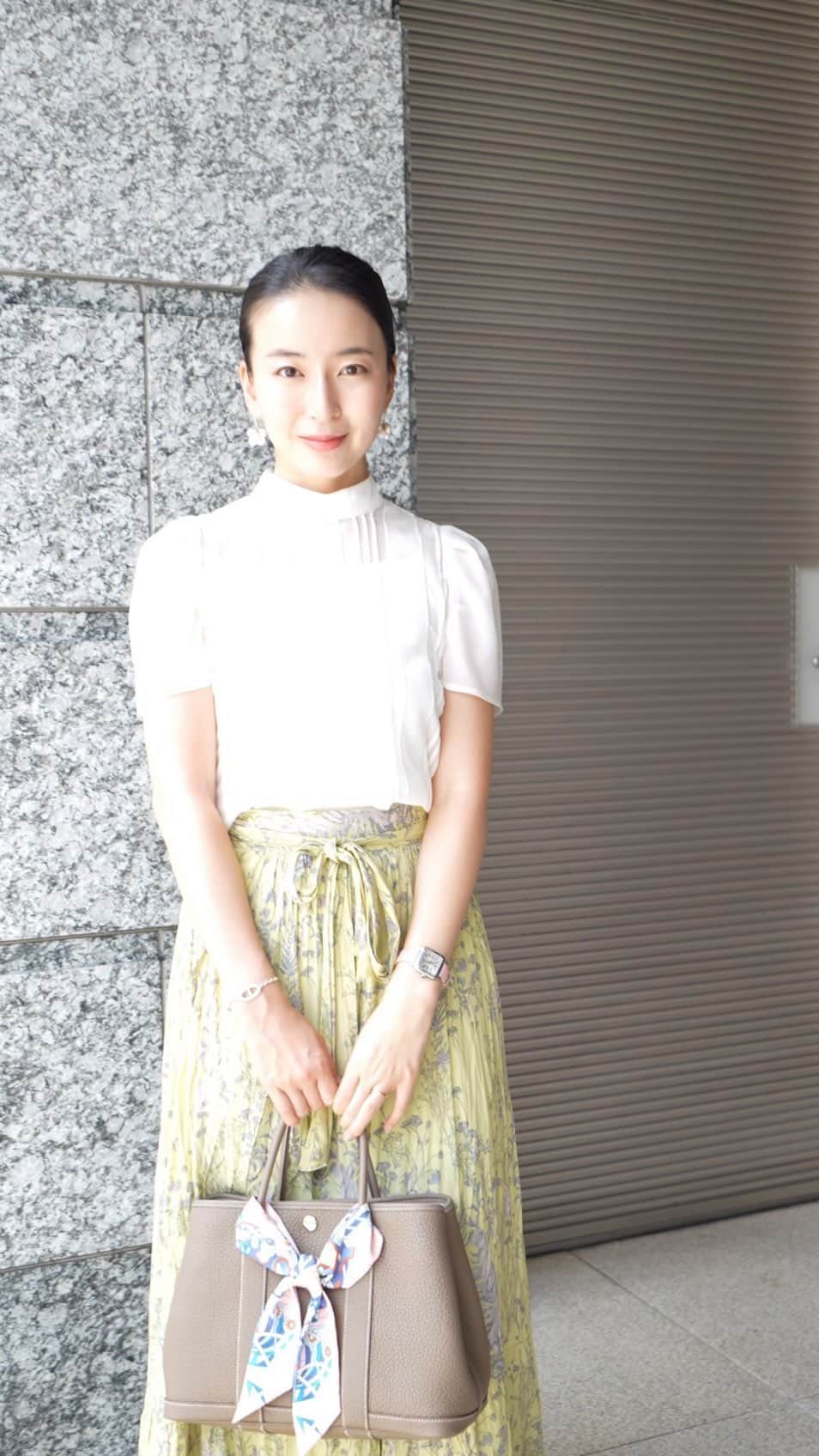 岩間恵のインスタグラム：「ASTALIFTから新しく、高機能美容液シリーズが誕生したので早速使ってみました！   アスタリフト ザ セラム マルチチューン(医薬部外品)  販売名:ＡＬＥ　薬用エッセンスａ   使い心地がしっとりで  使用後は肌がキレイに見えるのがとても良い！    一本でハリ、美白*、シワ改善ケアを叶えてくれるので   いまの悩みにどんぴしゃアプローチしてくれる😭✨   うるおいカバーもしてくれて、医薬部外品なので  しっかり悩みにアプローチしてくれて感動しております...！   美容成分**をたっぷり含んでいる点からも、効果に期待して使い続けようと思います🥰   * メラニンの生成を抑えて、シミ・ソバカスを防ぐこと  **美容成分(保湿)   #朝がうれしいスキンケア #アスタリフトのリポソーム #アスタリフト」