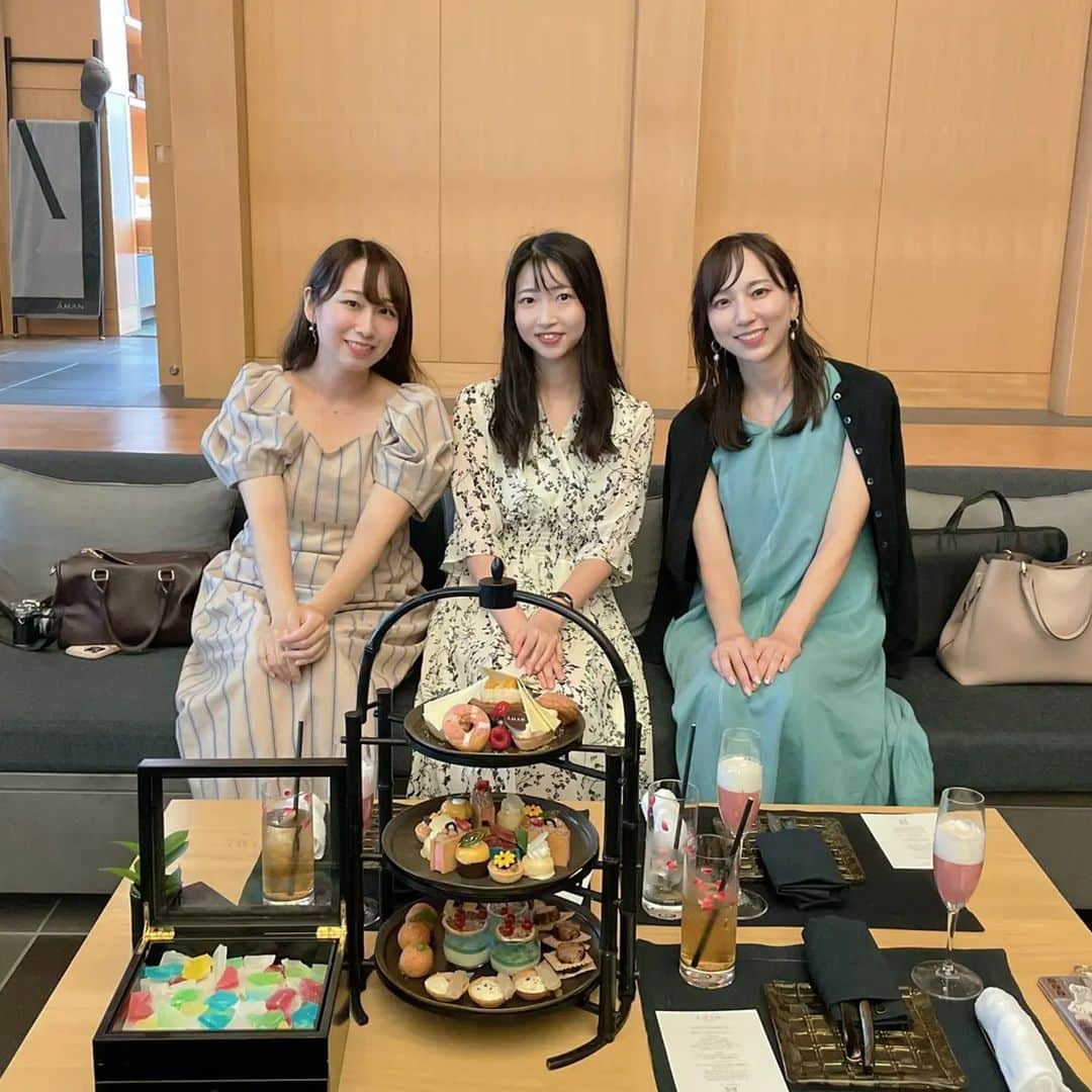 岸田彩加のインスタグラム：「ちょっと前に行ったアフタヌーンティー☕可愛いふたりにきゅんきゅんでした💕 また焼き鳥大会もしたい🐥❤ ・ #afternoontea #アフタヌーンティー #アマン東京」
