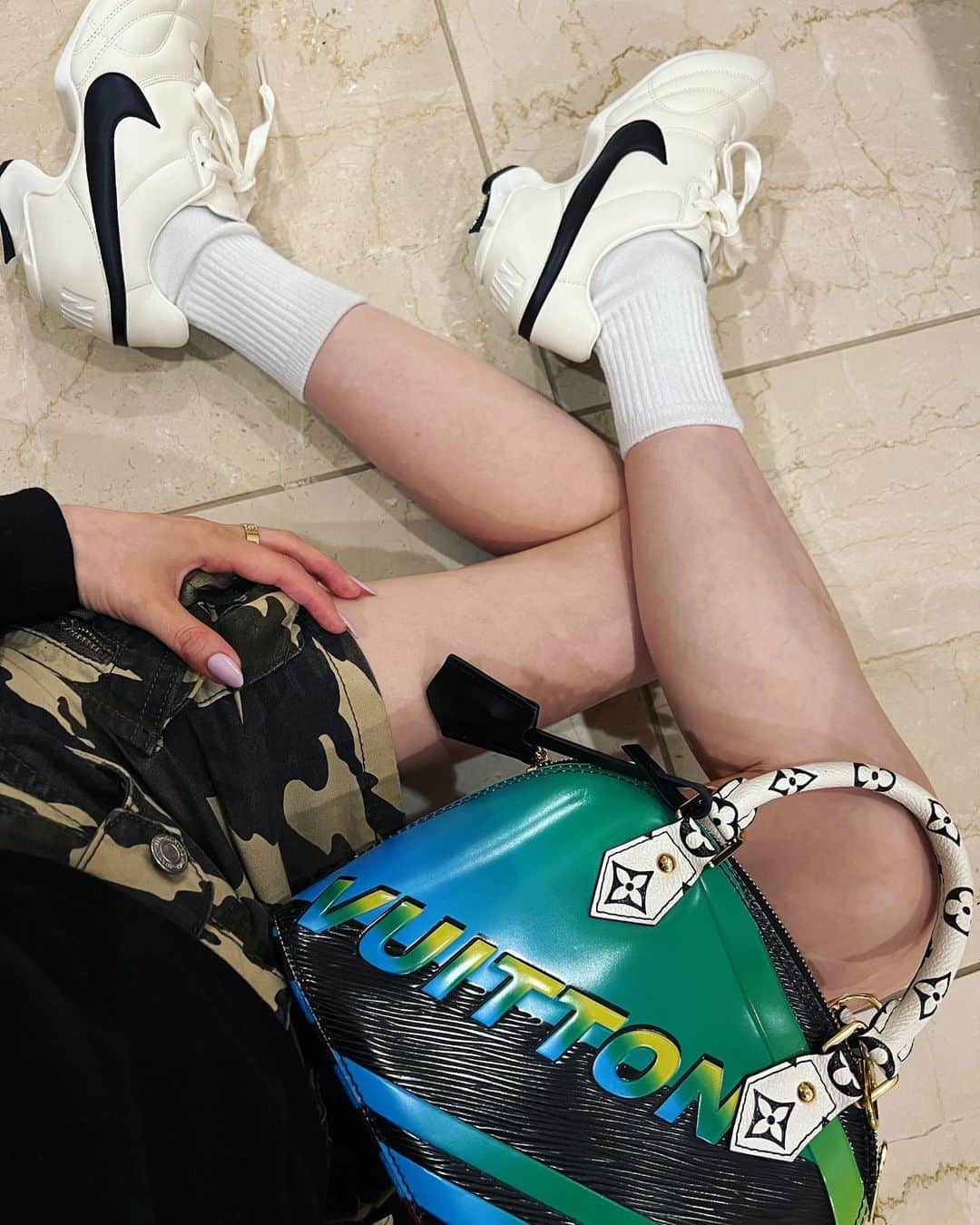 加藤ミリヤのインスタグラム：「靴かわいすぎね☯️ コンサバストリート🪅  #nikecommedesgarcons」
