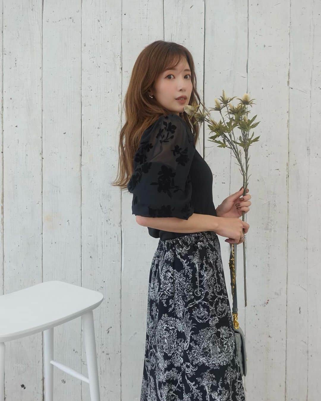 舟山久美子（くみっきー）のインスタグラム：「@micoameriofficial  Autumn/Winter 2022 始まりました🍁✨  今季は妊娠、産後、結婚式と重なり制作がとにかく大変で必死だったけれどスタッフのみんなに支えられてサポートたくさんしてもらいながらも、無事に迎えることができました😭🙏‼️本当にありがとう🥲‼️  昔も今も変わらず、身近な人達が幸せになっていく事、喜んでくれる顔が私の生き甲斐です。  シルエット、着心地の良さ、お値段、きていただいたときの満足度。とにかく多くの方に手に取って貰いやすいようこだわって作らせていただいてます🥹💕  そんな中、MICOAMERIも10周年を迎えることができました❣️ 少しずつ新しい取り組みもしていけるよう、頑張るので今後ともどうぞよろしくお願いします🥰  お洋服を通して、綺麗になる喜び、日常を豊かにし笑顔が増えますように…😌💛  幸せだから笑うのではなく、 笑うから幸せなのです♡  今日も笑う、ぞ〜🥰」