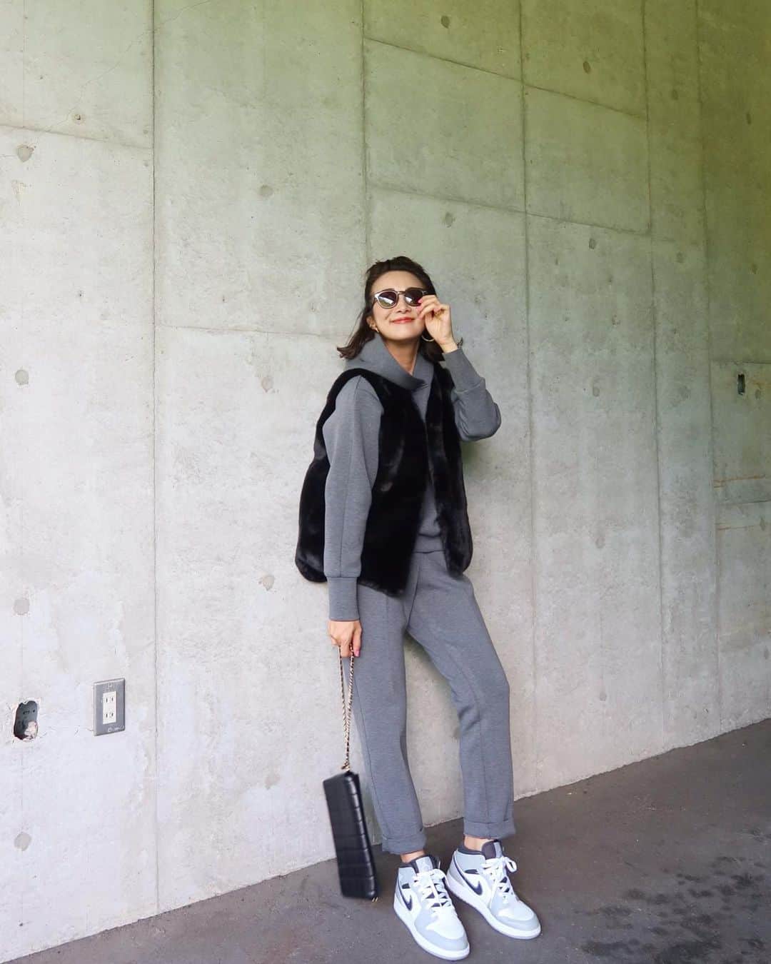 Mai Wakimizuのインスタグラム：「ボンディングセットアップとエコファージレのコンビはもう定番になって来た♡上質で着心地最高、カジュアルなのにリッチに見えるセットアップです♡ミドルカットのスニーカーにはロールアップした方がバランス良し！(6枚目ロールアップしてないバージョン)こんなラフなスタイルにCHANELを合わせるのが好きです♡ #wakkinstyle#ootd#coordinate gilet:#linkable @linkable_official(今週15日まで予約販売中) tops&pants:#linkable @linkable_official(今週15日〜予約販売予定)」