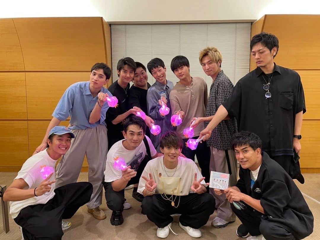 のインスタグラム：「. . . M!LKさんのツアー初日にお邪魔しました！ . . テッパチメンバーとも会えて、2部のみなさんにもご挨拶できてよかったです！ . そんでもって、はやとはやっぱりかっこよかった‪。キラッキラ‪‪。 . かっこよすぎて僕もライブやってみたくなった🥺笑笑 . ありがとうございました！！ . . . #MILK #テッパチ #佐野勇斗」