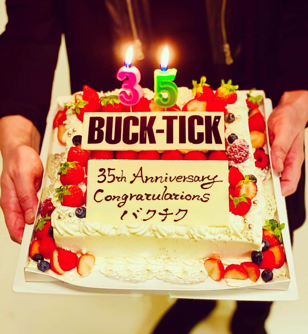 BUCK-TICKさんのインスタグラム写真 - (BUCK-TICKInstagram)「#BUCKTICK #BUCKTICK35th #お祝いケーキ #ありがとう  ユータさんが持っている写真のケーキ🎂」9月27日 14時09分 - bucktickofficial