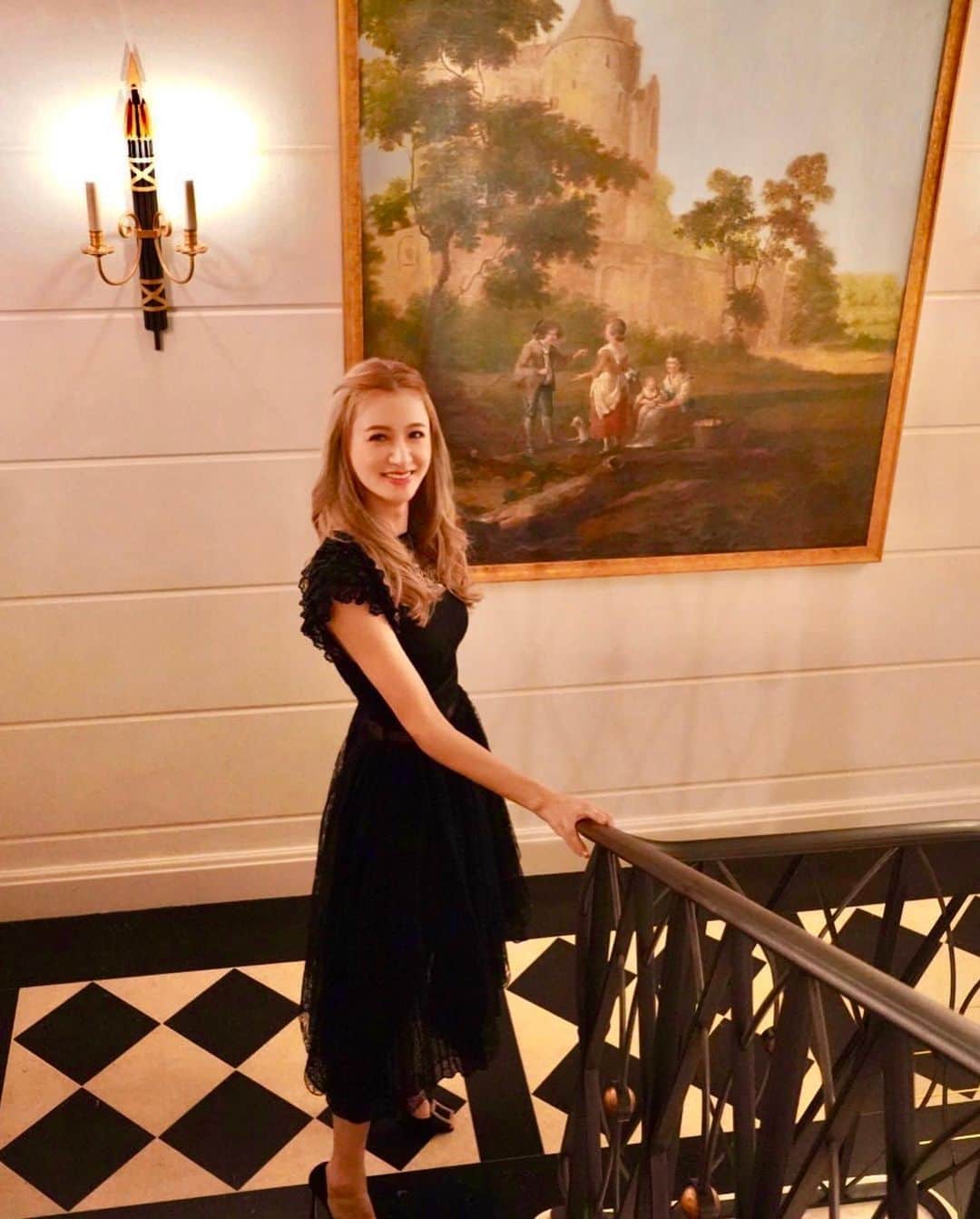 平山美春のインスタグラム：「Special dinner by @domperignonofficial in château de Saran🥂 ドンペリニョンに合わせた特別なディナーを🍽アルノー会長が考案したという地下道を通って向かいの建物へ… 内装もビックリするくらいセンスが良くて、素敵な空間で素敵なペアリングディナー 担当してくれている現地のスタッフの方も一緒にテーブルを囲み、一つ一つのボトルのヴィンテージの説明を受けて、贅沢な時間となりました✨ . #domperignon #champagne  #champagnelover」