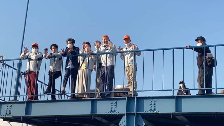 仁村紗和のインスタグラム：「あと3回。  3回で終わるん？！  ウルフルズさんのバカサバイバーが聞けなくなるのが寂しいな〜 主題歌がバカサバイバーになると決まってから毎日聴きながら現場に向かってました。  亜子たちは現実にどう向き合っていくのか、 今夜は第22回。 よろしくお願いします！！！  動画はキャッチボール告白を見守るチームマルカ🫣  #あなブツ #あなブツオフショット #あなたのブツがここに」